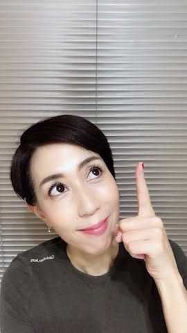 上を見るポーズ